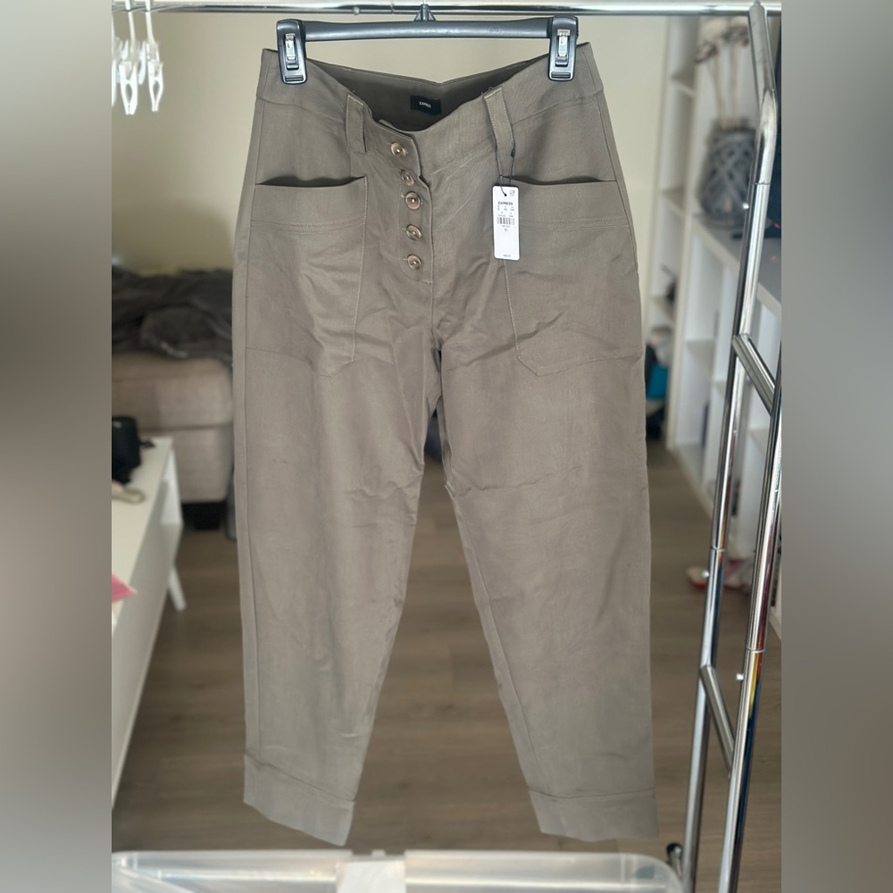 NWT Express High Waisted Exposed Button
Front Ankle Pant (Size 6)